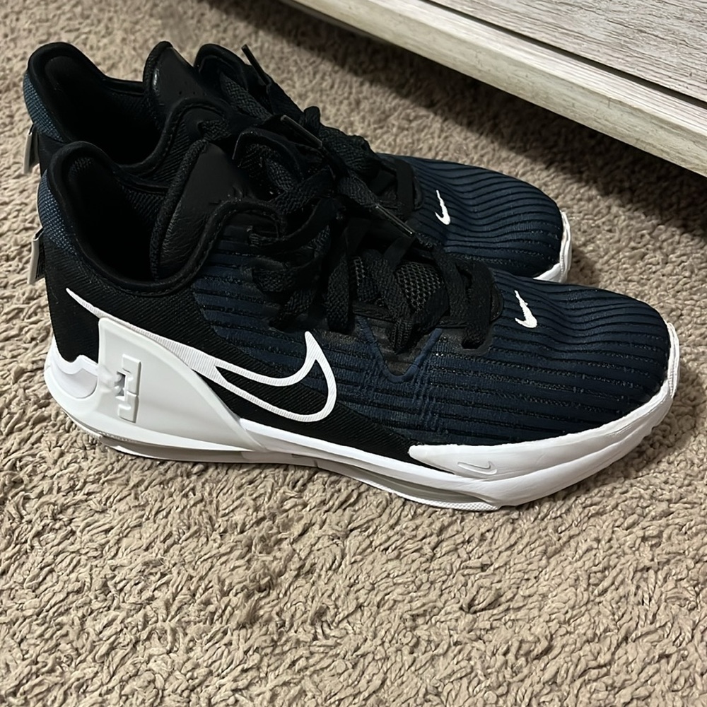 Lebron Witness 6 Dark Obsidian 7Y (Women’s 8.5, Men’s 7)